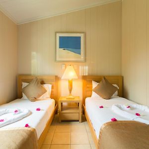 Classic One Queen Bed Two single beds